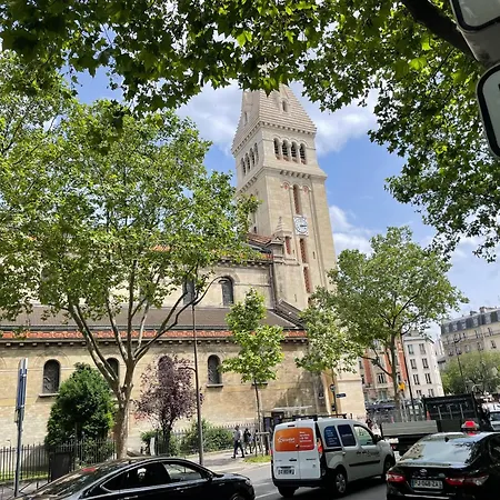 Bois, Lumiere Et Verdure A Apartment Paris